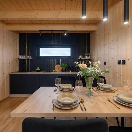 Comfortable Home, Pool, Sauna, Jacuzzi بيت للعطل Kopań